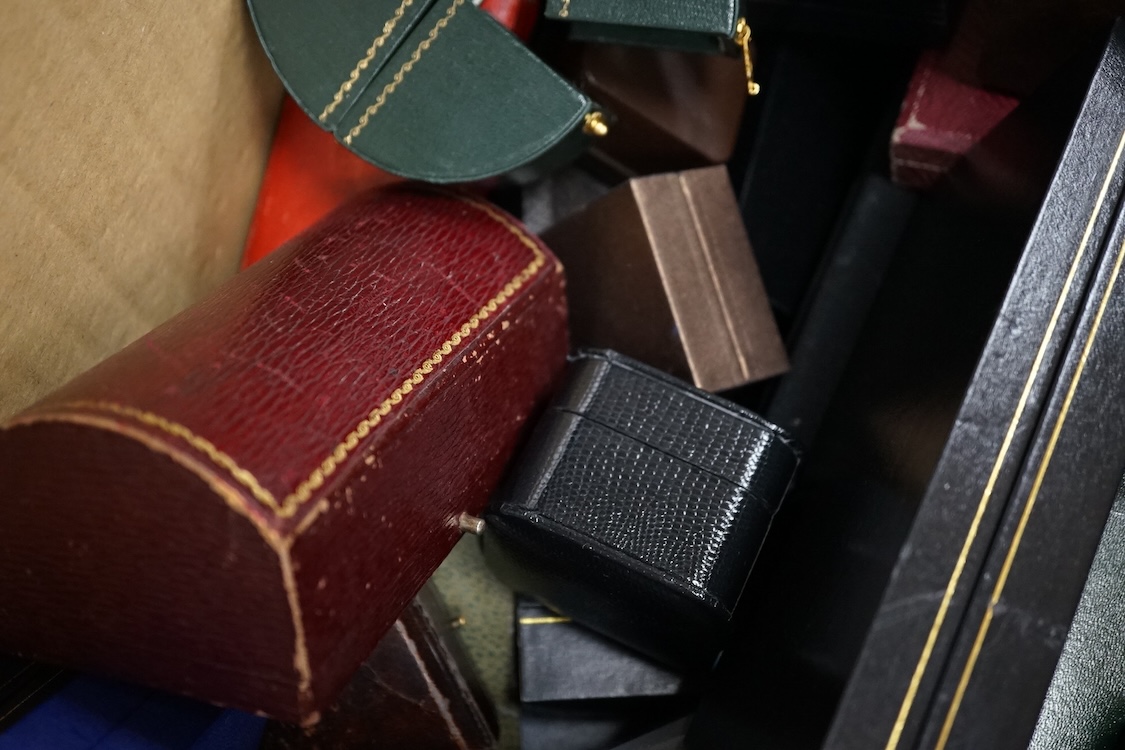 A quantity of assorted jewellery boxes.